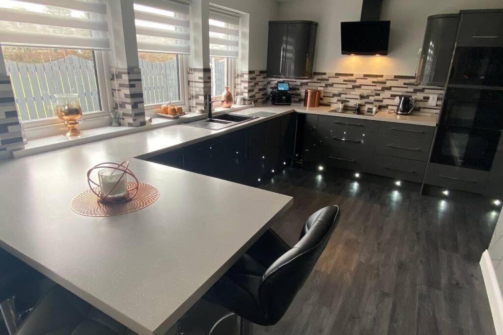 Alcantara- Modern Home With Hot Tub- Sleeps 10 Cromdale Zewnętrze zdjęcie